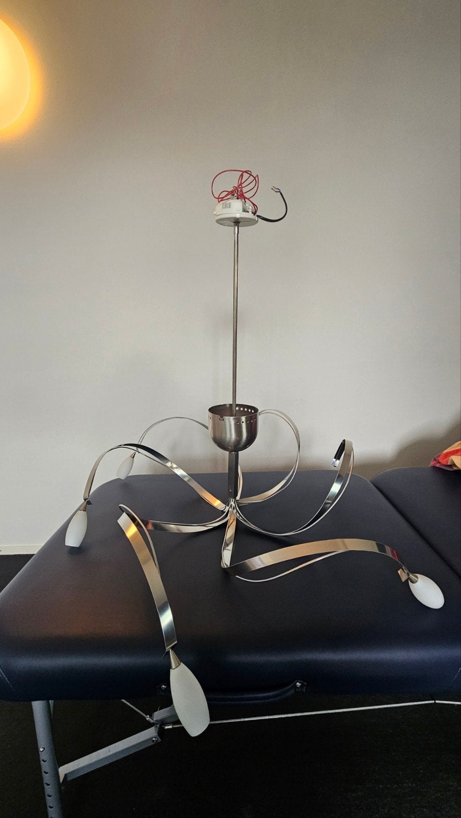 design hanglamp Harco Loor rvs met 6 mat glazen kelkjes, Ophalen