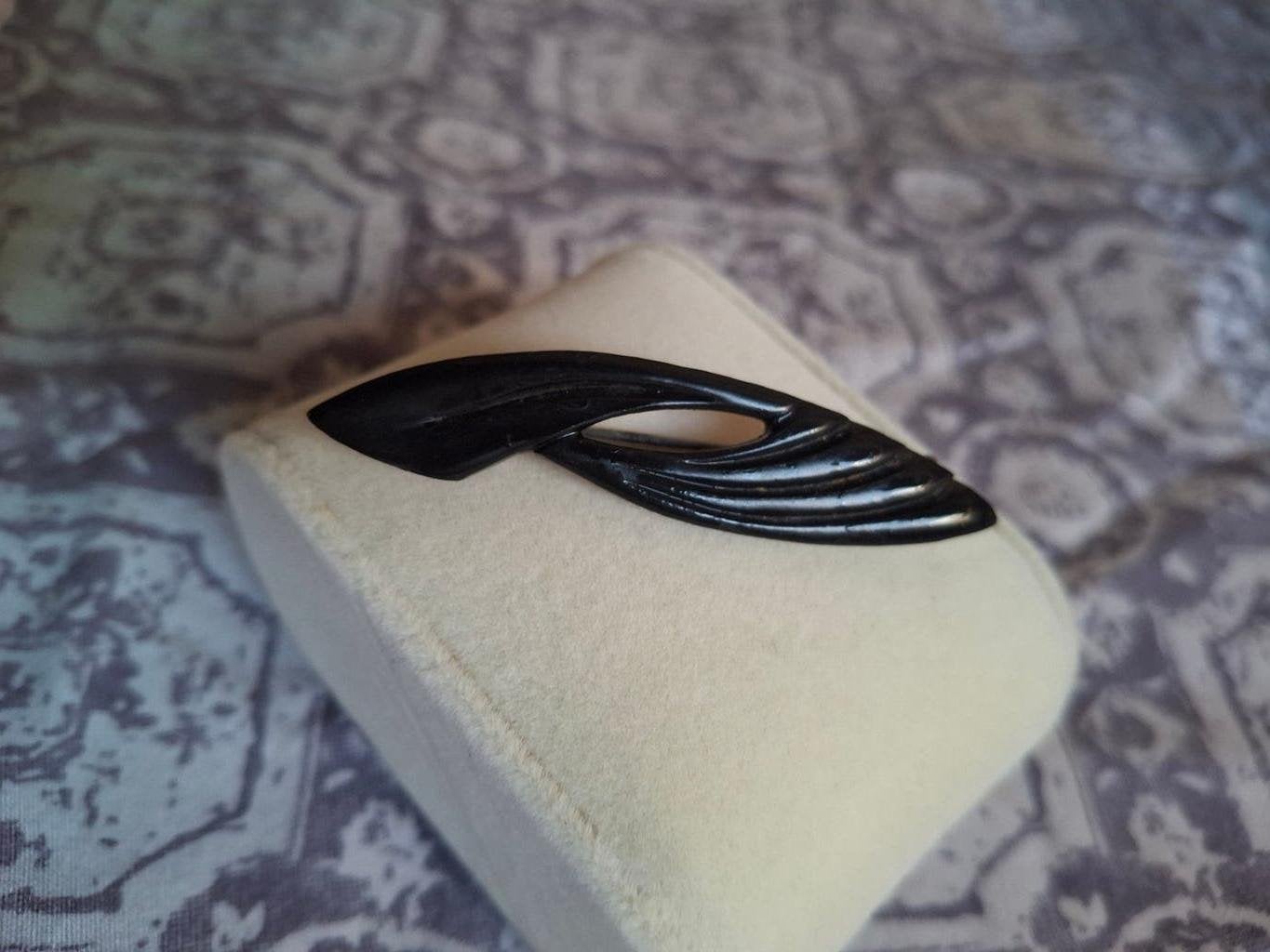 Sierlijke oude broche van bakeliet met bajonet sluiting, Verzenden, Overige materialen, Broche