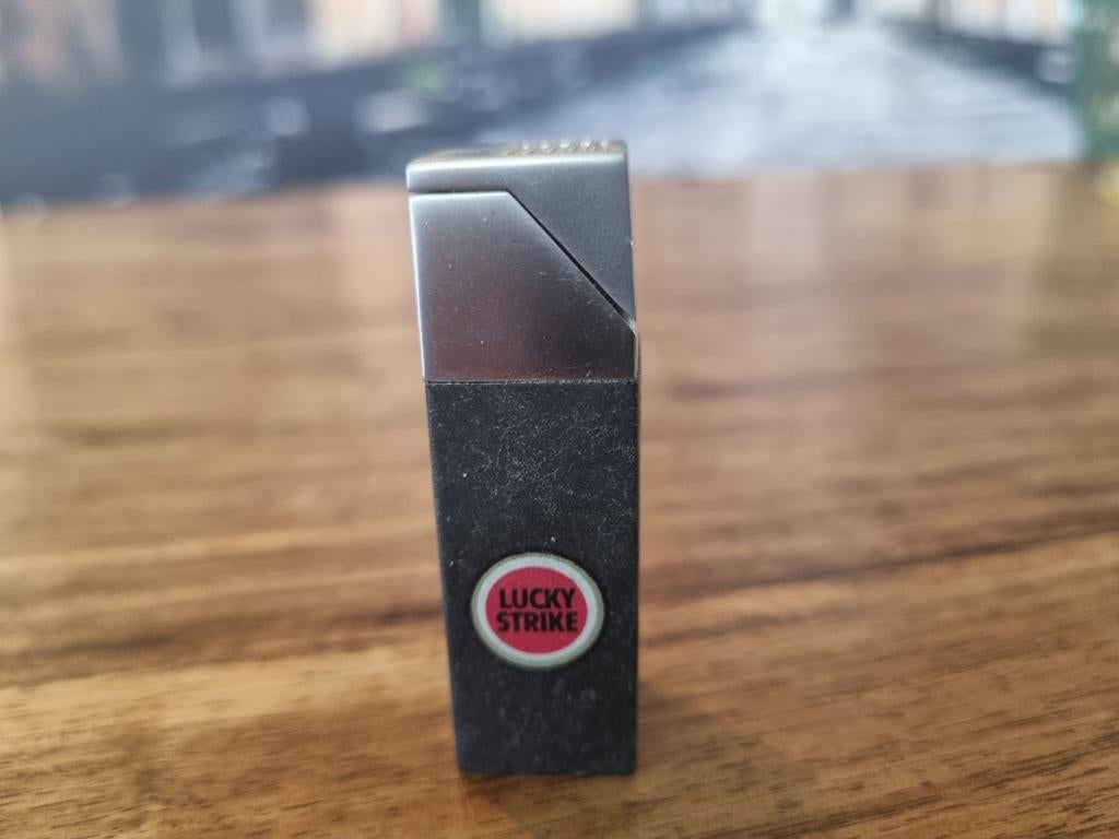 Lucky Strike Aansteker - Zwart met Rood Logo, Ophalen of Verzenden, Gebruikt, Aansteker