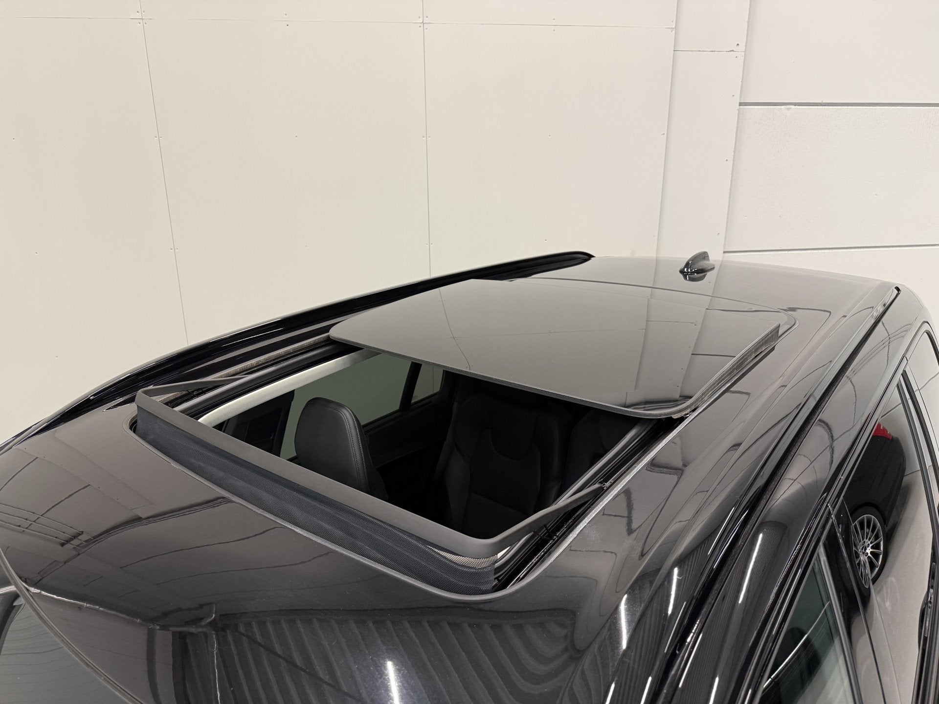Volvo XC90 T8 Recharge AWD R-Design PANO/LUCHTVERING/TREKHAA, Auto's, Volvo, Gebruikt, Zwart, 4 cilinders, 7 stoelen