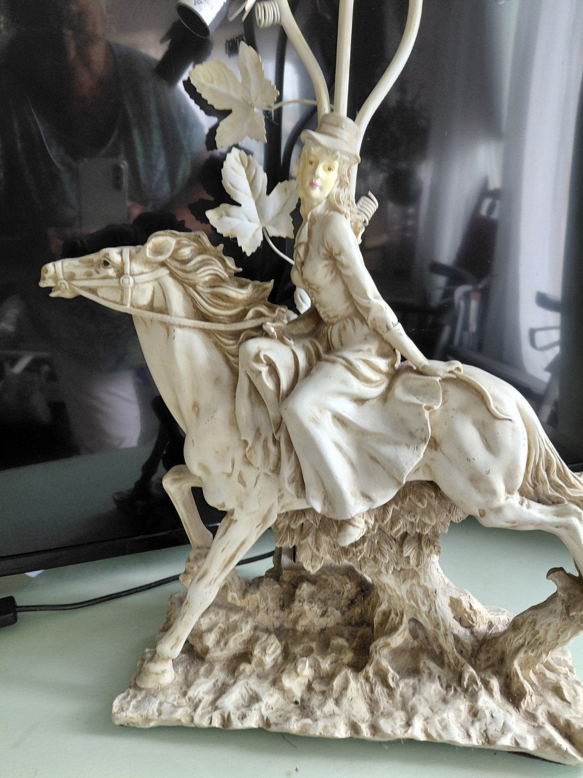 Unieke Amazonelamp met ruiterbeeld - Decoratieve tafellamp, Met schakelaar, Overige merken, Kunststof, Beige