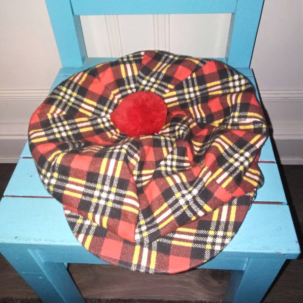 Oude Schotse baret met een rood-zwart ruitpatroon, Ophalen, Gedragen, Pet