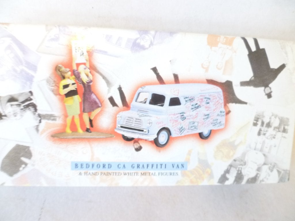 Corgi The Beatles Bedford Graffiti Van metal figuurtjes 1:36, Ophalen of Verzenden, Nieuw, Beeldje, Replica of Model