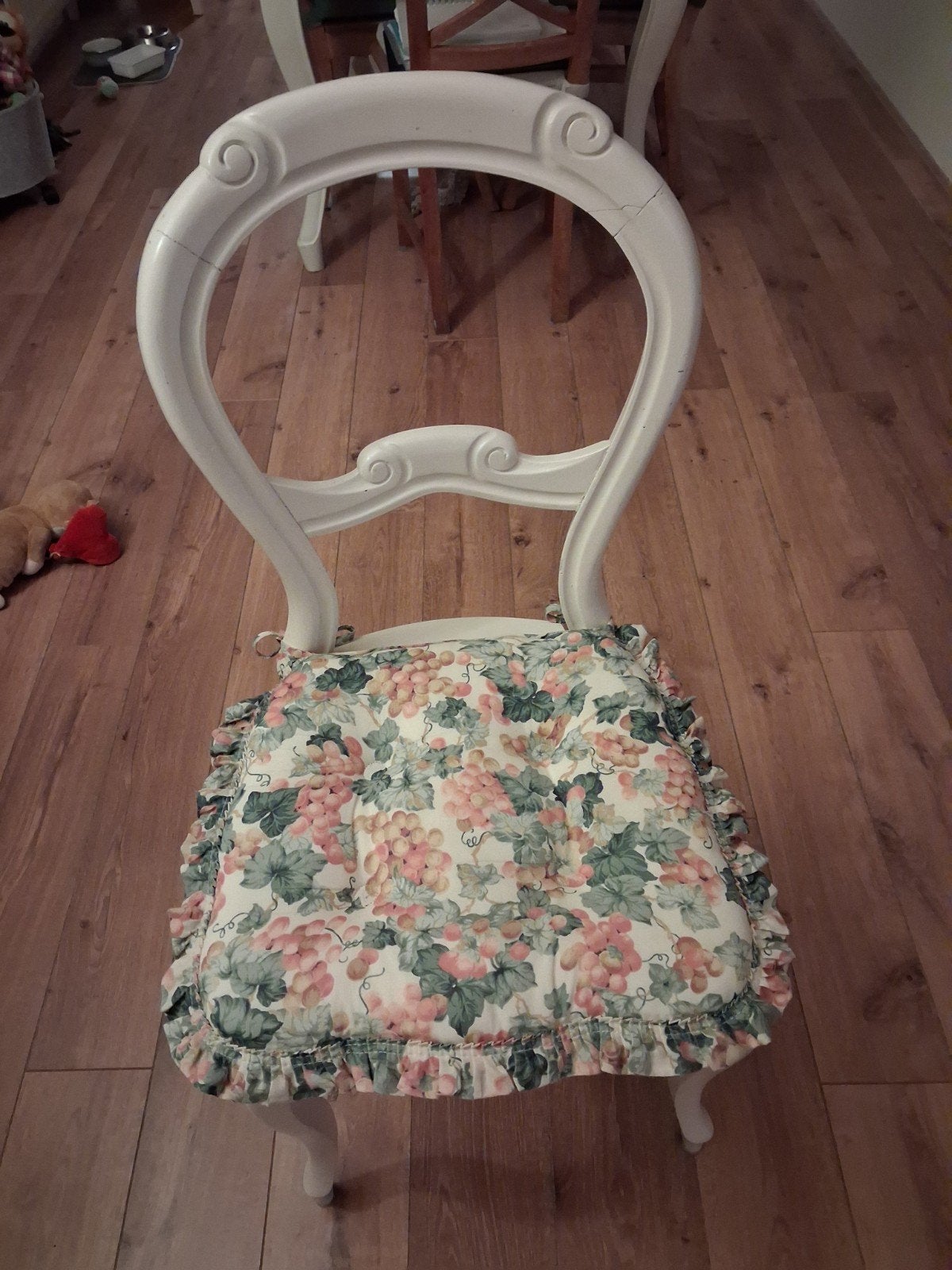 brocante stoel wit, met gebloemde kussen izgst, Ophalen