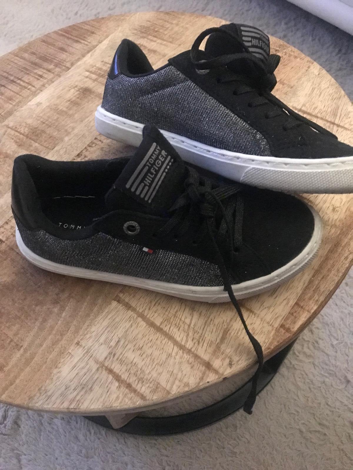 Mooie schoen van Tommy Hilfiger kind Nieuw!, Ophalen of Verzenden, Nieuw, Jongen, Schoenen