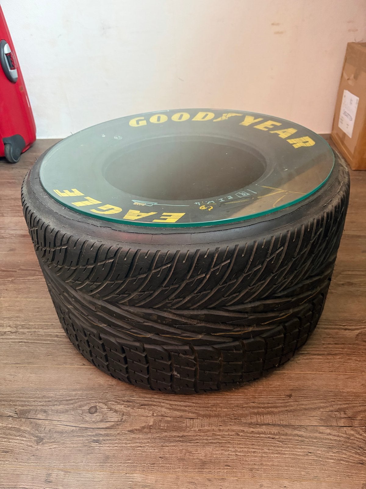 Unieke Formule 1 Goodyear bandentafel met glazen blad, Ophalen, Nieuw, Formule 1