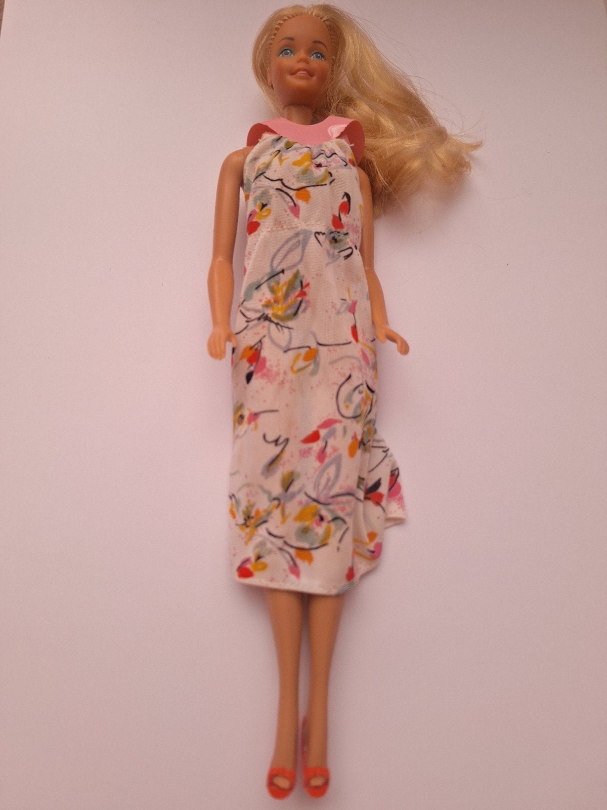 Vintage Barbie pop met bloemenjurk en rode schoenen, Kinderen en Baby's, Speelgoed | Poppen, Ophalen of Verzenden, Gebruikt, Barbie