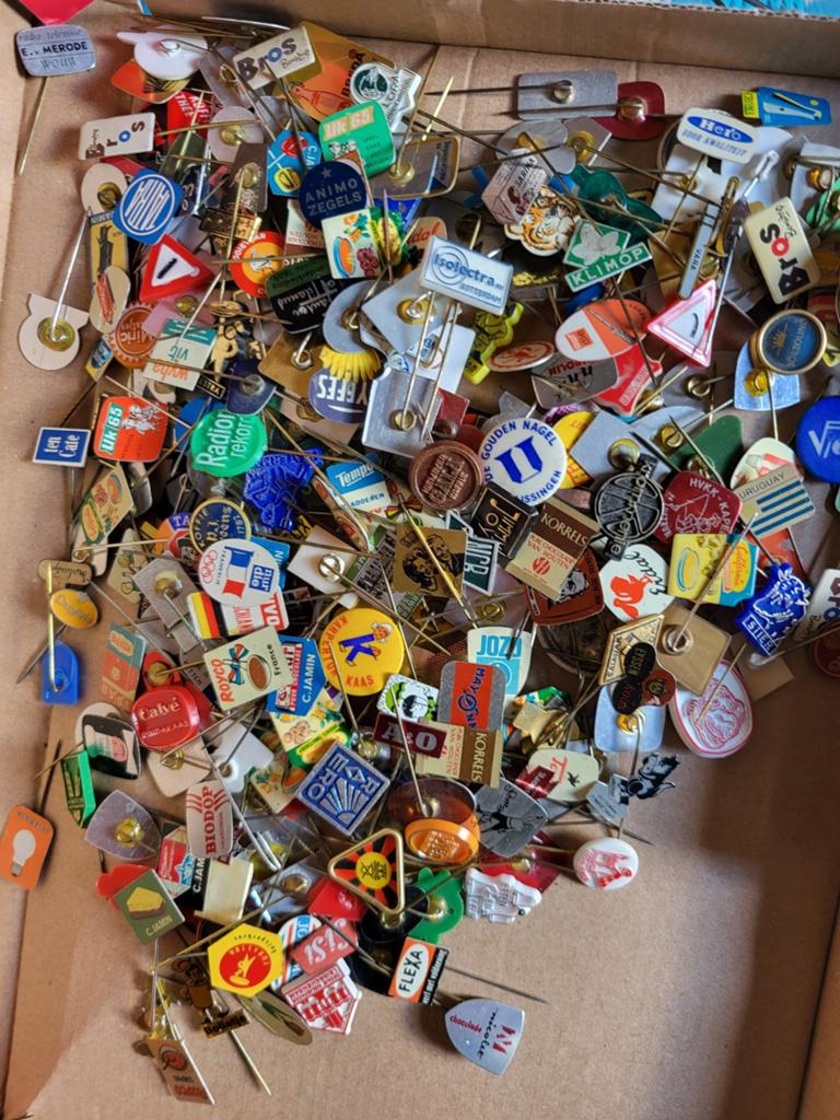 te koop aangeboden , 300 speldjes, Ophalen of Verzenden, Gebruikt, Overige onderwerpen