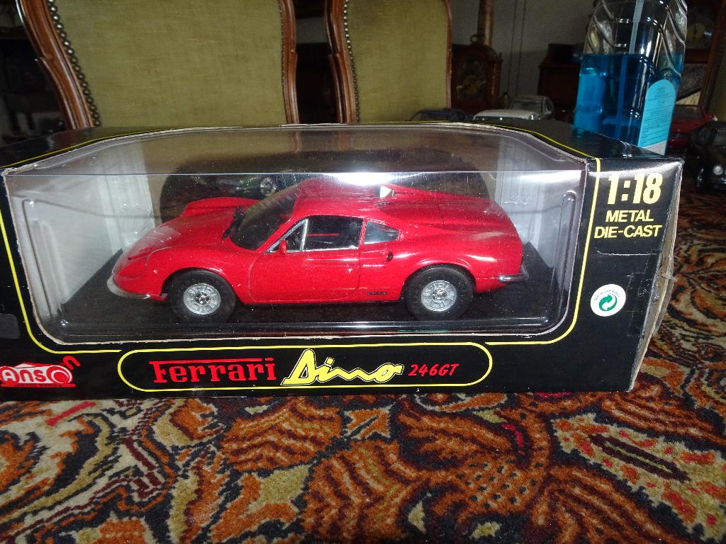 MOOIE FEL ROODE RERRARI  DINO 246 GT  IN DOOS 1;18  ANSO, Hobby en Vrije tijd, Modelauto's | 1:18, Ophalen of Verzenden, Zo goed als nieuw