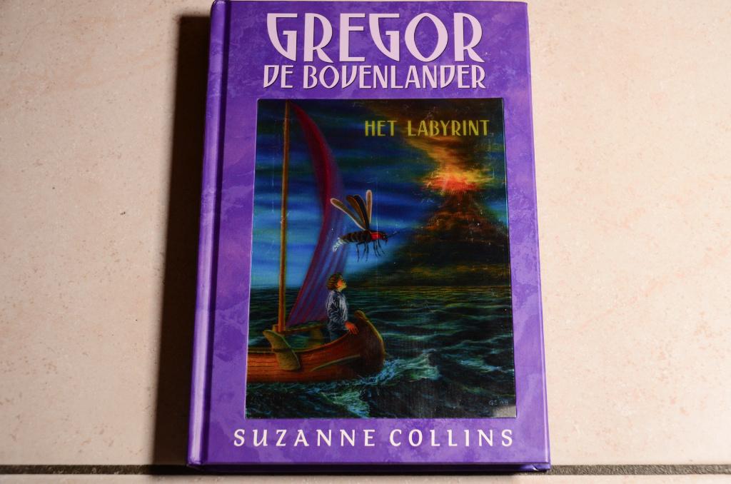 Gregor de Bovenlander / Het Labyrint / Suzanne Collins dl 2, Boeken, Ophalen of Verzenden, Zo goed als nieuw, Fictie