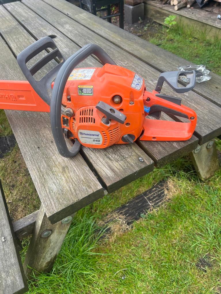 Husqvarna 240 Kettingzaag - Krachtige en Betrouwbare Zaag, Tuin en Terras, Handzagen, Ophalen of Verzenden, Gebruikt, Boomzaag