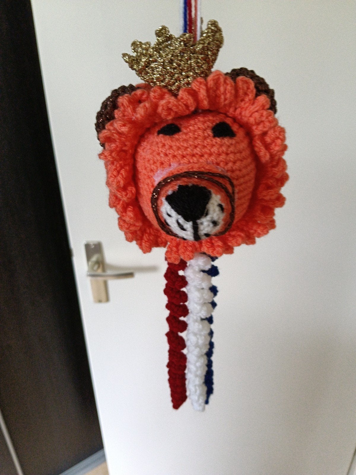 Gehaakte Oranje Leeuw met Kroon en rood,wit en blauwe krulle, Ophalen of Verzenden, Nieuw