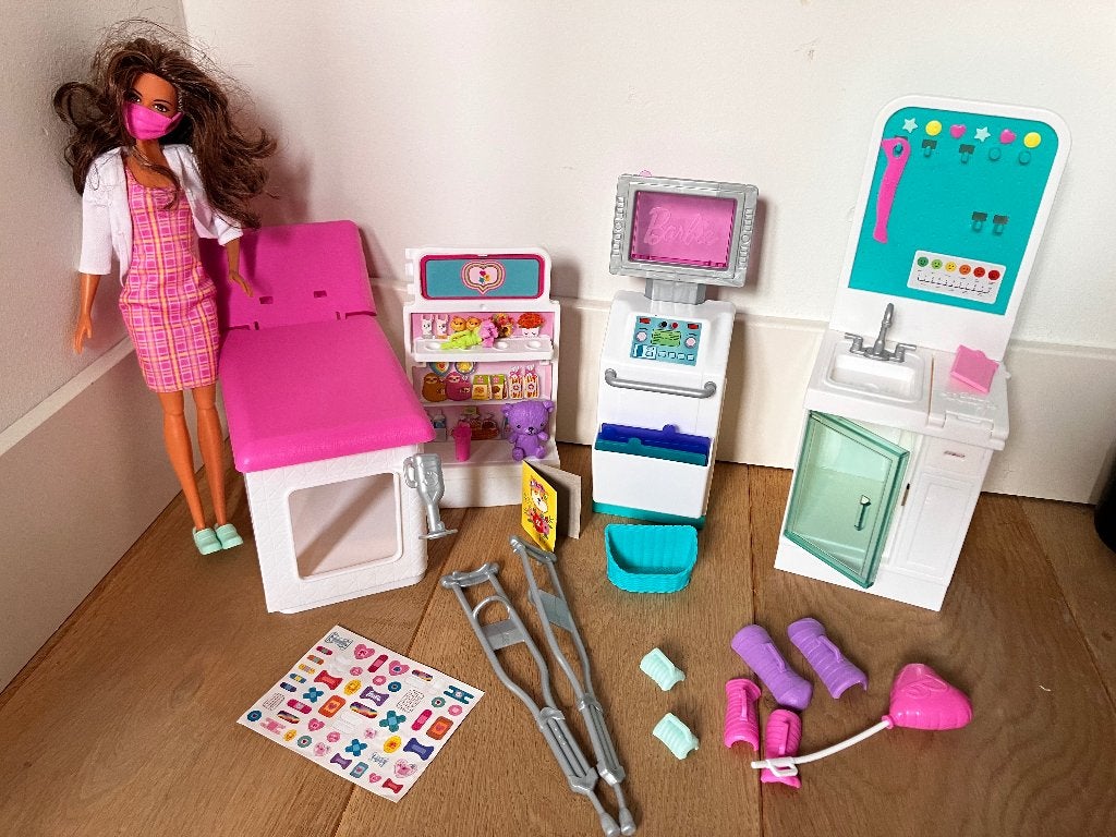 Barbie Snelgipskliniek, Kinderen en Baby's, Speelgoed | Poppen, Ophalen of Verzenden, Gebruikt, Barbie