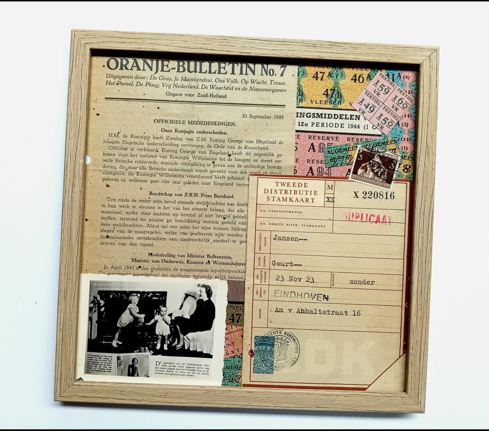 WO2 Ingelijst Display Oranje-Bulletin + Prins Bernhard + Fot, Ophalen of Verzenden, Landmacht, Nederland, Foto of Poster