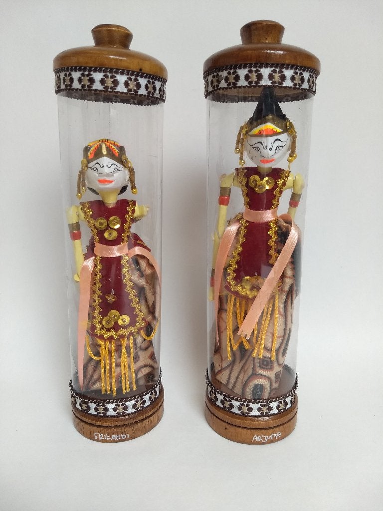 souvenir Wajang poppen in tube srikandi & arjuna, Ophalen, Zo goed als nieuw, Pop
