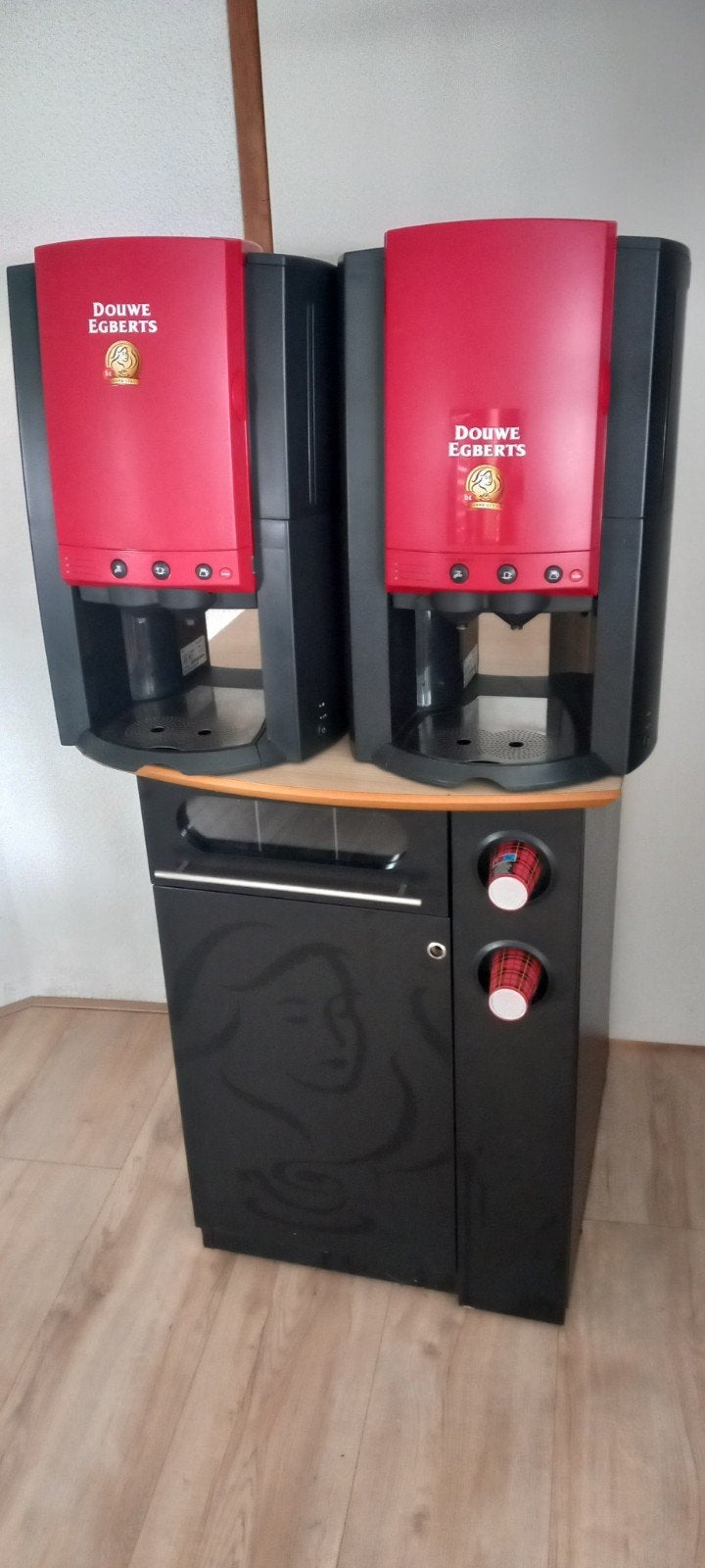 Rode cafitesse 50 en 51 van Douwe Egberts, Ophalen, Afneembaar waterreservoir, 10 kopjes of meer, Koffiemachine