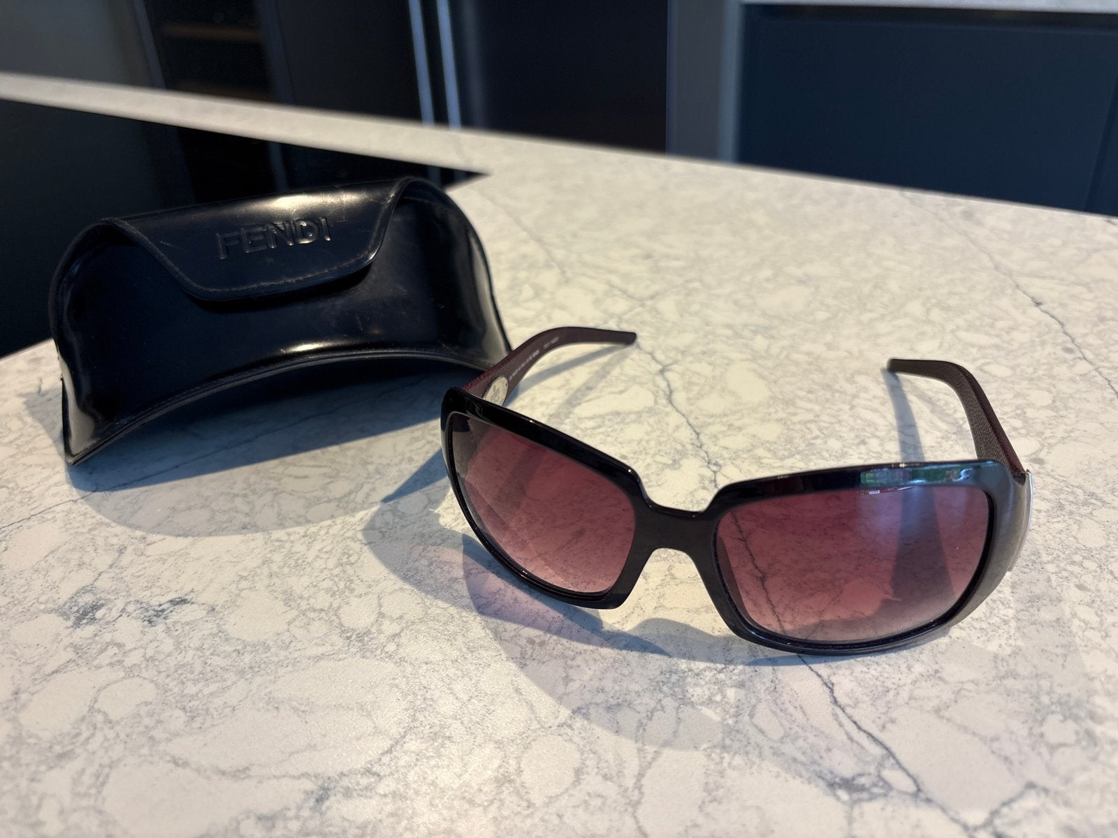 Fendi Zonnebril met leren poten en hoesje, Zonnebril, Bruin, Zo goed als nieuw, Ophalen