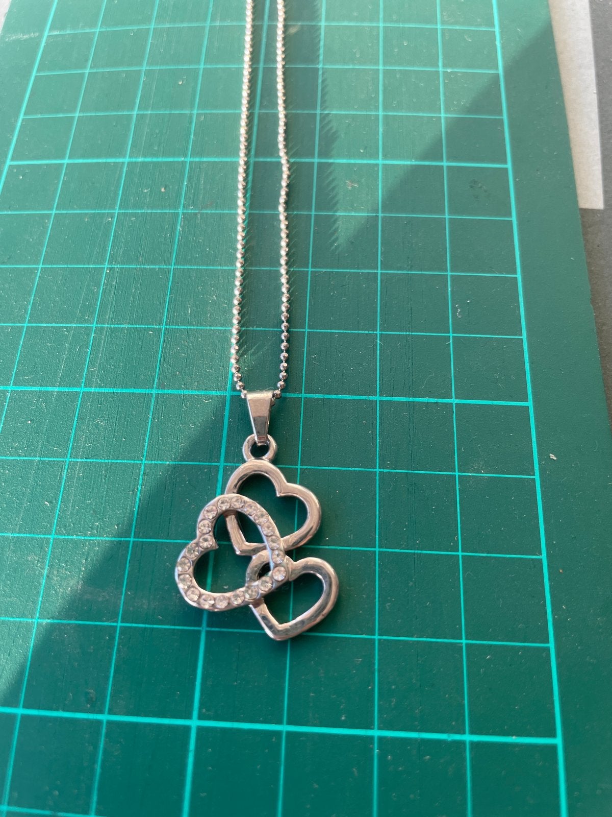 Zilverkleurige ketting met hanger van drie hartjes, Ophalen of Verzenden, Zo goed als nieuw, Zilver, Overige materialen