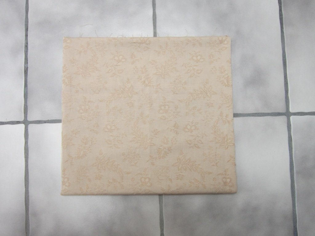 Lap. Beige effen lap stof met ingeweven bladmotief. Nieuw!, Hobby en Vrije tijd, Stoffen en Lappen, 120 cm of meer, Beige, Nieuw