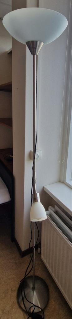 Chroomkleurige sta- en leeslamp met melkglas kappen, Huis en Inrichting, Lampen | Vloerlampen, Ophalen, Gebruikt, Glas, Modern