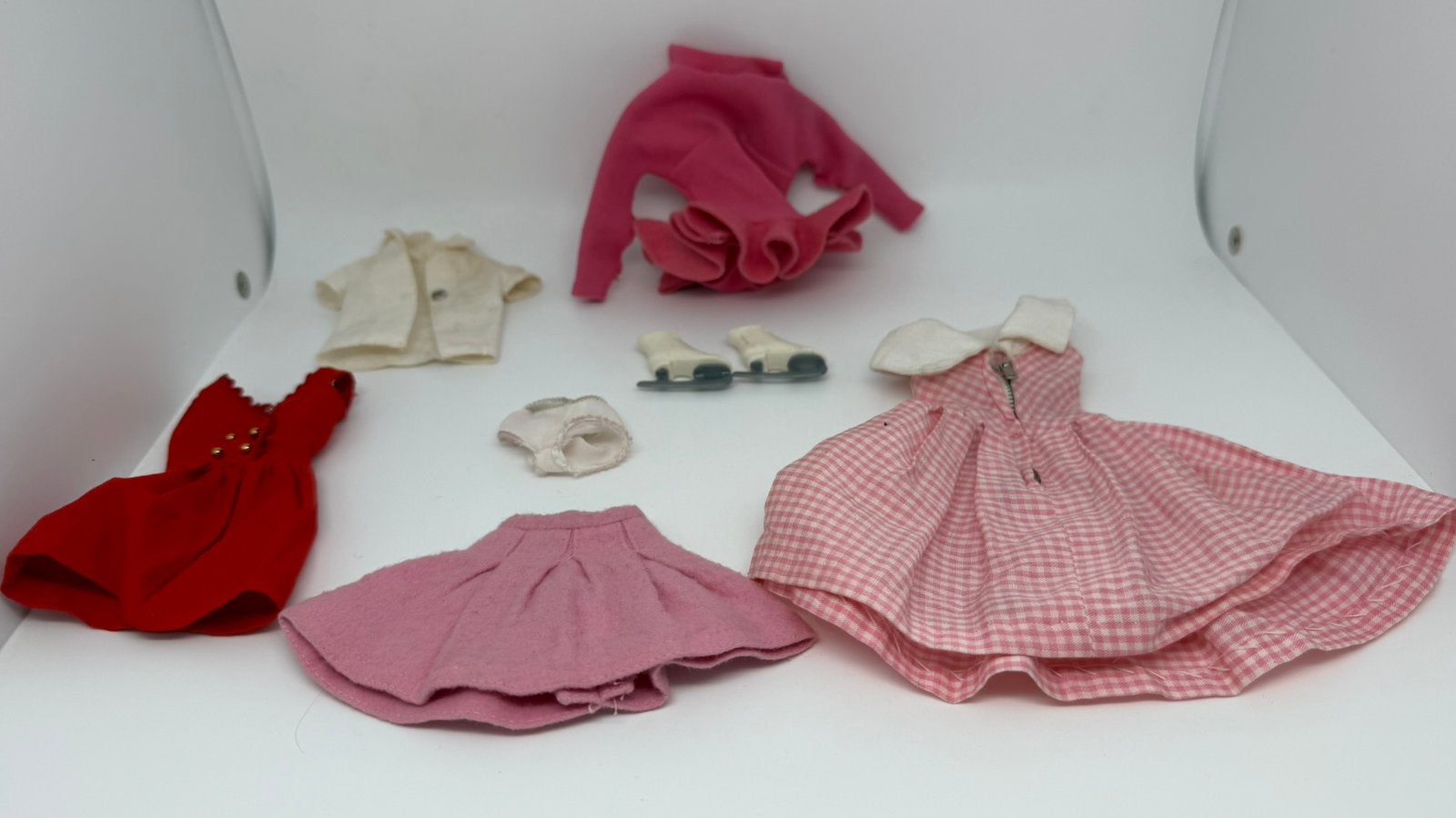 Ik denk echt oude originele kleren en schaatsen van Barbie