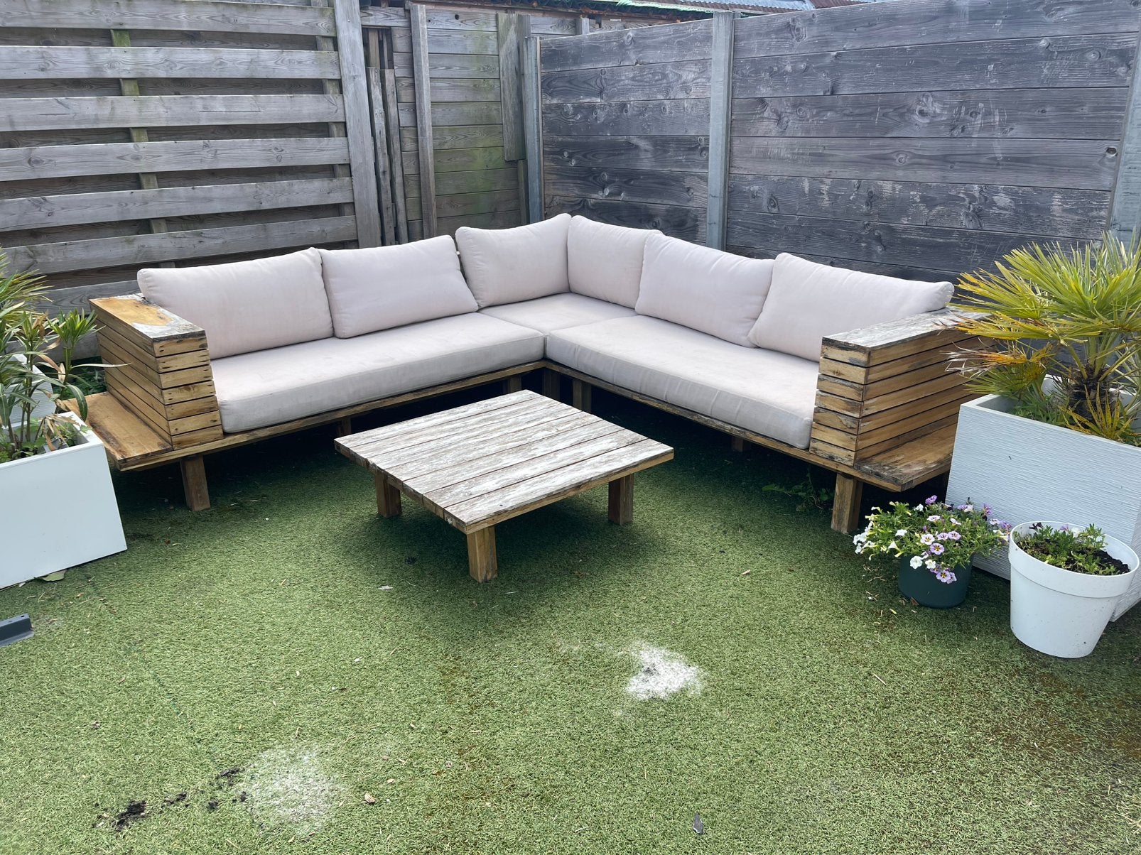 Houten loungeset met beige kussens en salontafel, Tuin en Terras, Tuinsets en Loungesets, Ophalen, 5 zitplaatsen, Kunststof, Gebruikt