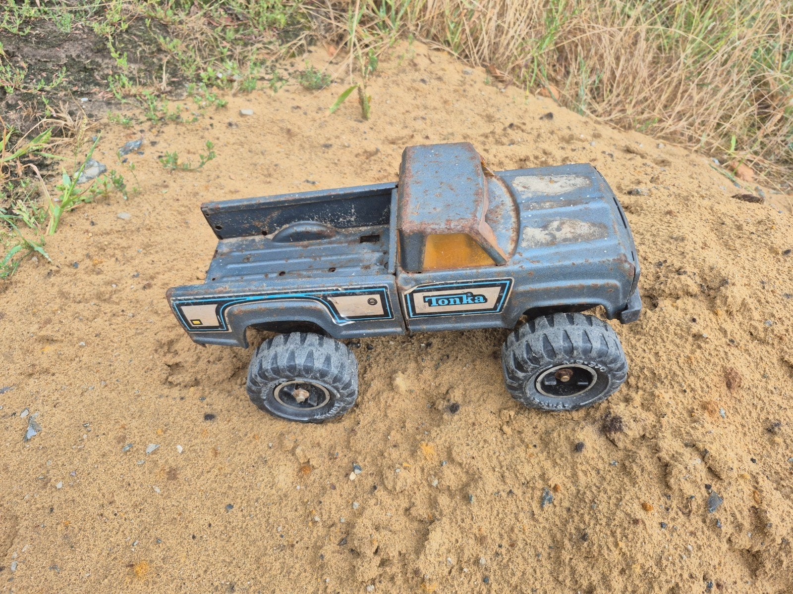 Tonga Ford Bronco en John Dear tractor met aanhanger., Ophalen of Verzenden, Gebruikt, Overige schalen, Onderdeel