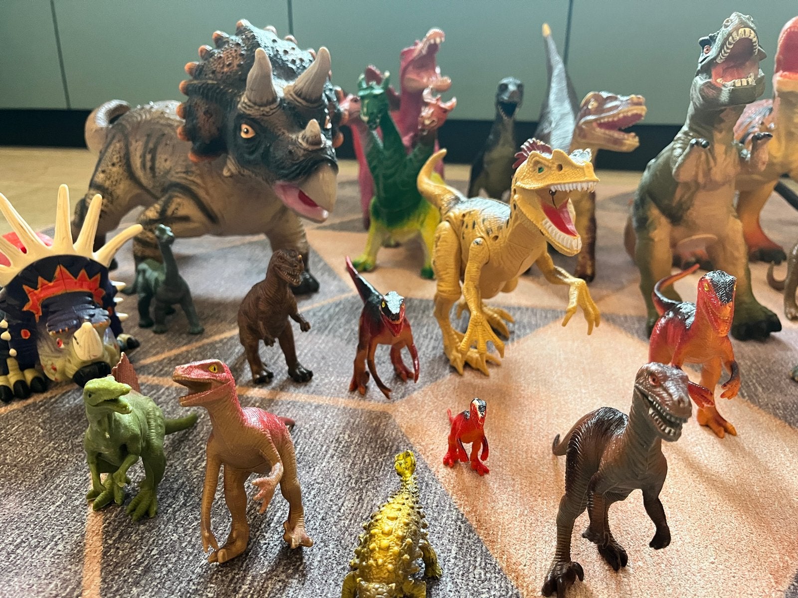 Grote set Dino's, twee stuks kunnen lopen, waarvan 1 met kan, Ophalen, Gebruikt