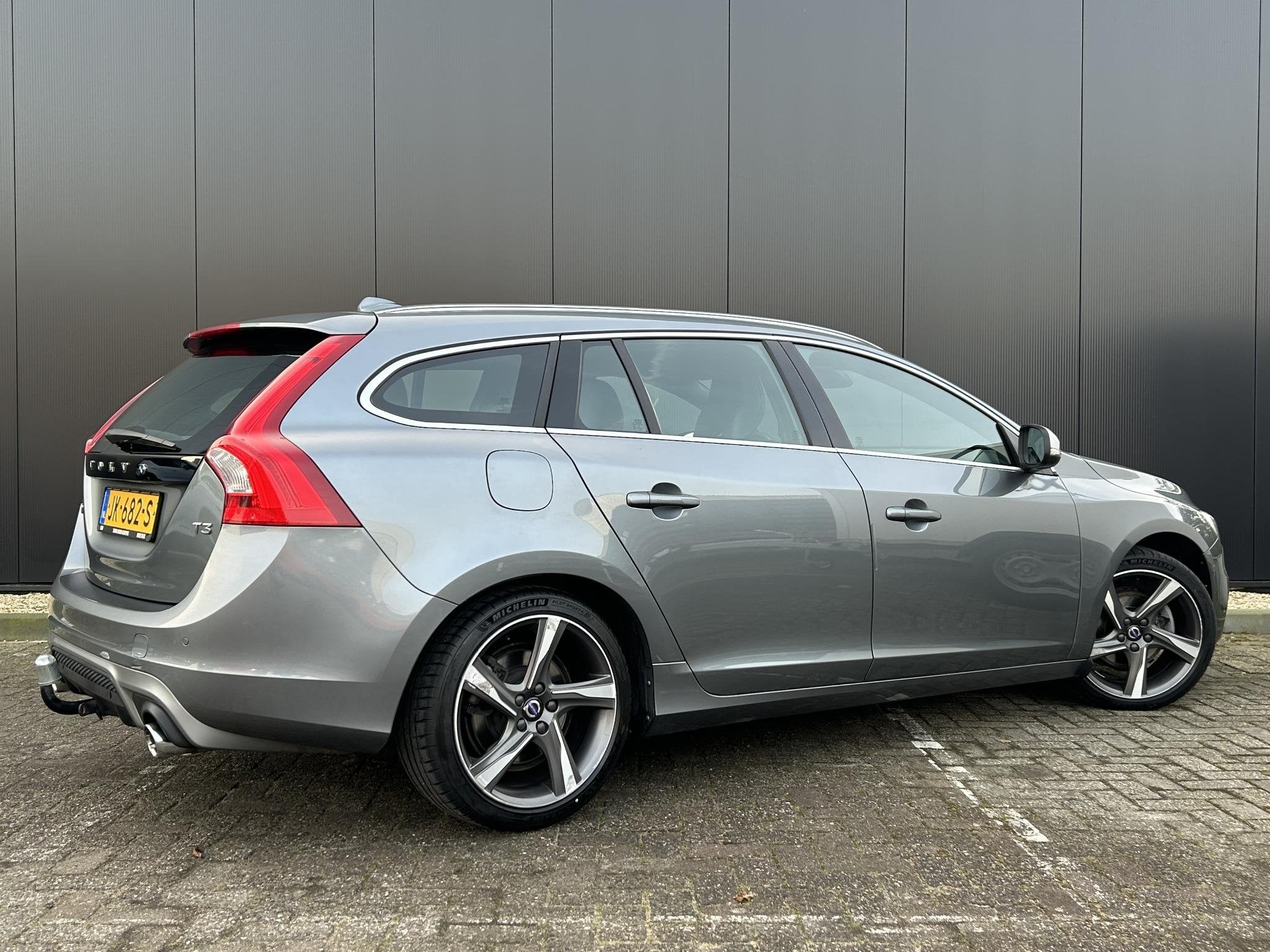 Volvo V60 1.5 T3 R-Design Navigatie / Parkeerverwarming / St, Auto's, Euro 6, 4 cilinders, Origineel Nederlands, 152 pk