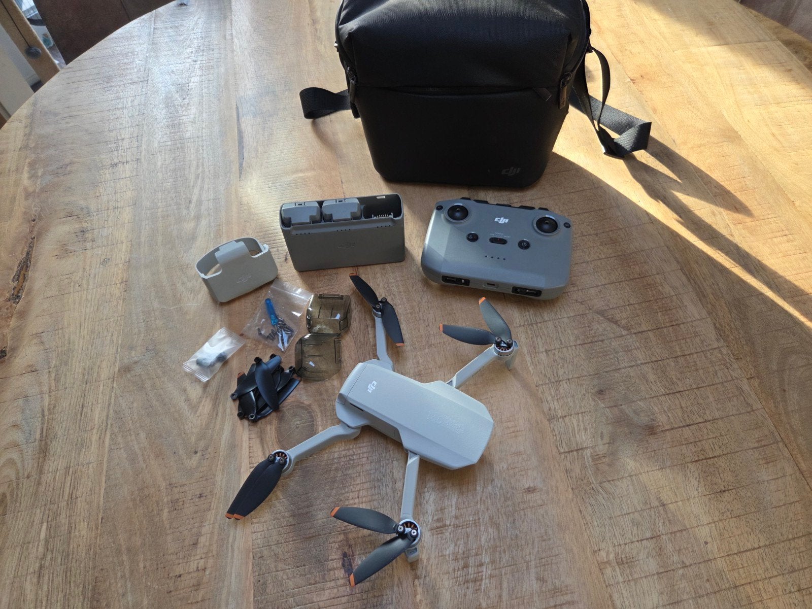 DJI Mini 2 Fly More Combo - Zo goed als nieuw, Ophalen, 30 tot 45 minuten, Cameradrone, 5 tot 10 kilometer