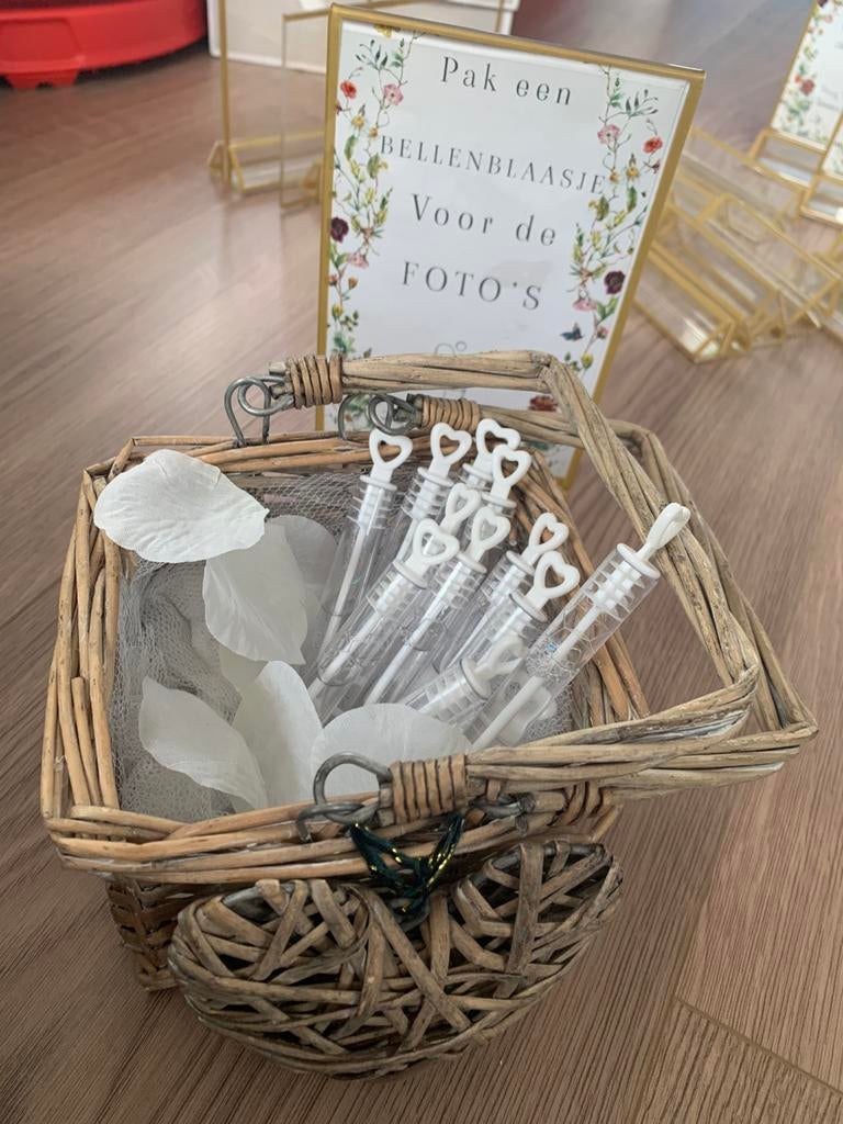 Mandje met rozenblaadjes en bellenblaasjes, Ophalen of Verzenden, Zo goed als nieuw, Wit, Accessoires