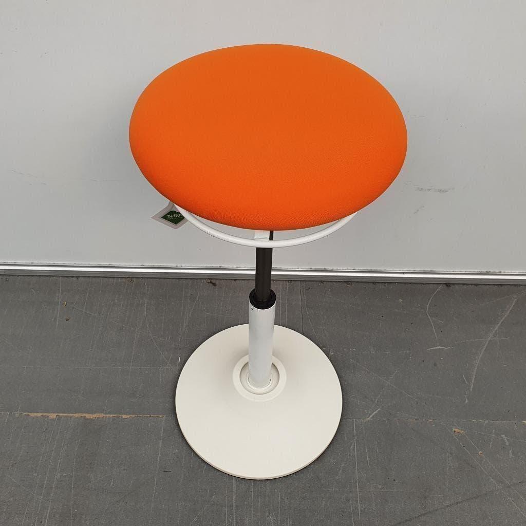 NIEUW Mango zit-sta kruk - oranje / wit, Huis en Inrichting, Barkrukken, Ophalen, Kunststof, 60 tot 90 cm, Nieuw