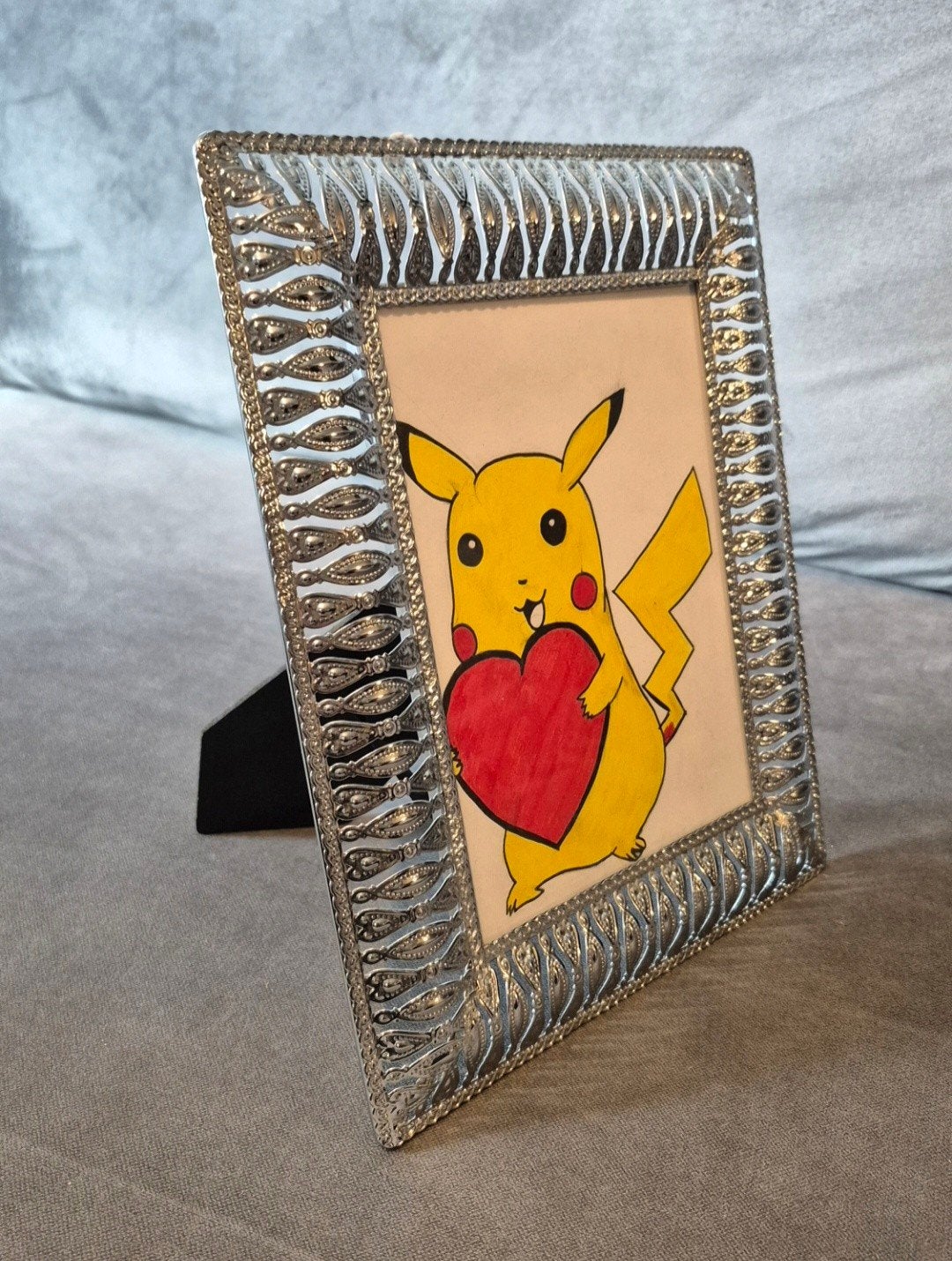 Zilverkleurige fotolijst met Pikachu tekening, Audio, Tv en Foto, Fotografie | Fotolijsten, Zo goed als nieuw, Standaard fotolijst