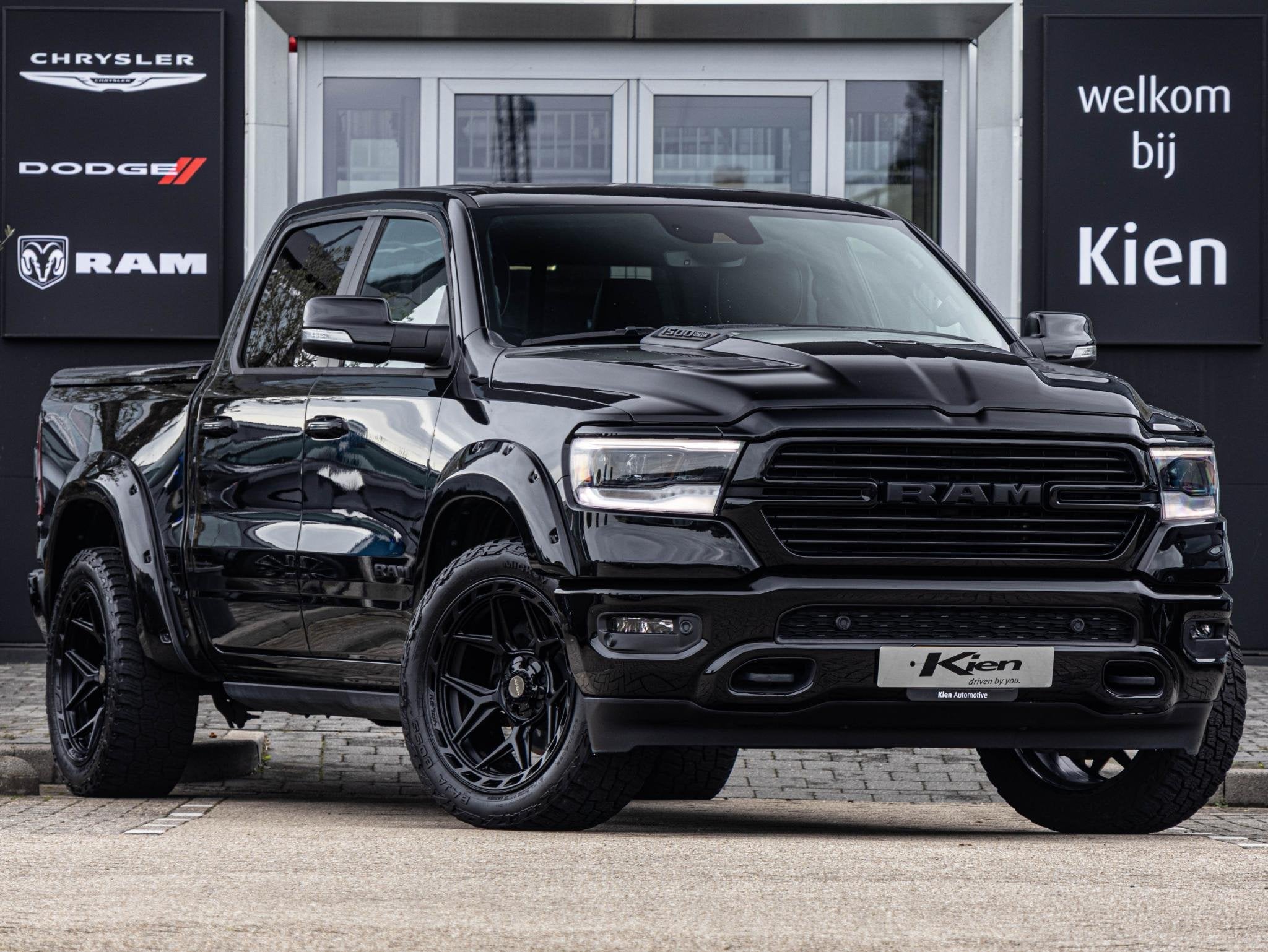 Dodge Ram 1500 5.7 V8 4x4 Crew Cab Laramie Night | Pano | Lu, Auto's, Automaat, Gebruikt, 5654 cc, Zwart