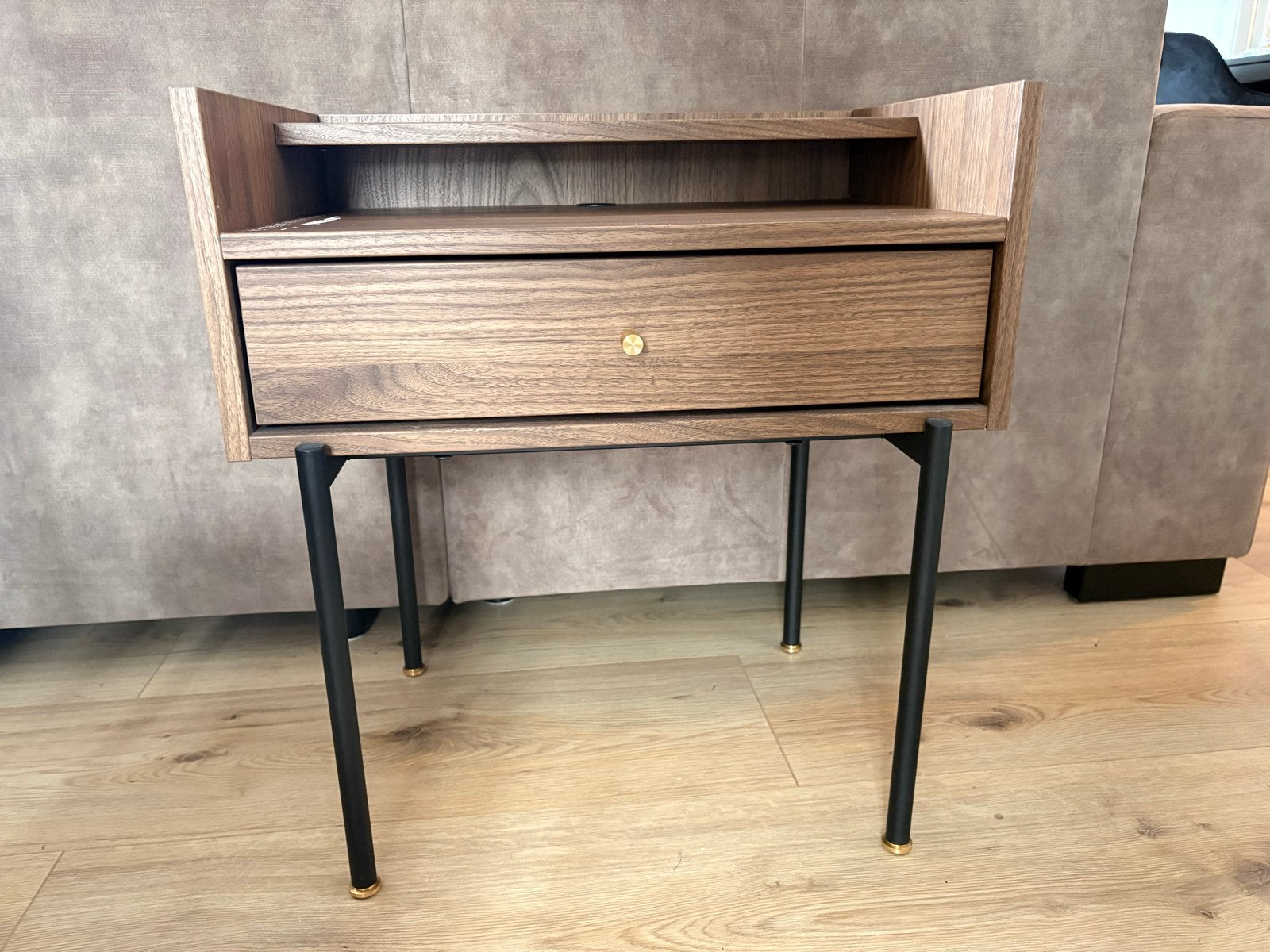 IKEA RÅDMANSÖ Nachtkastje - Bruin Walnootpatroon, Huis en Inrichting, Ophalen, Gebruikt, 55 tot 70 cm, 45 tot 65 cm