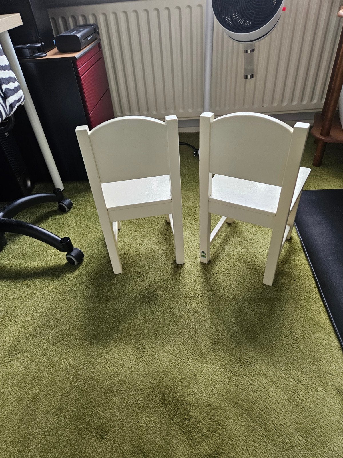 Twee witte kinderstoeltjes, Ophalen