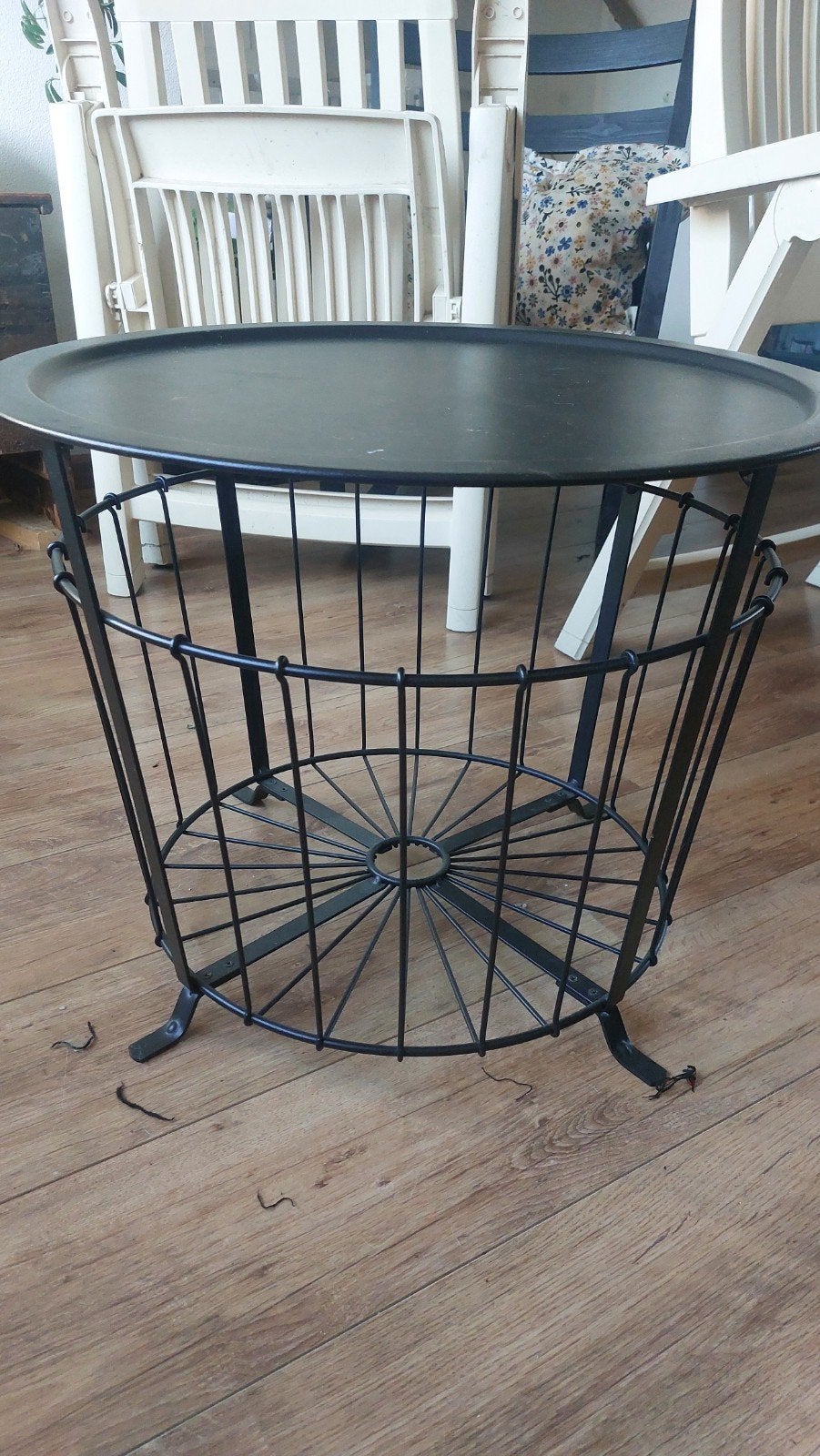 Zwart metalen bijzettafel met dienblad, Huis en Inrichting, Minder dan 55 cm, Gebruikt, Metaal of Aluminium, Rond