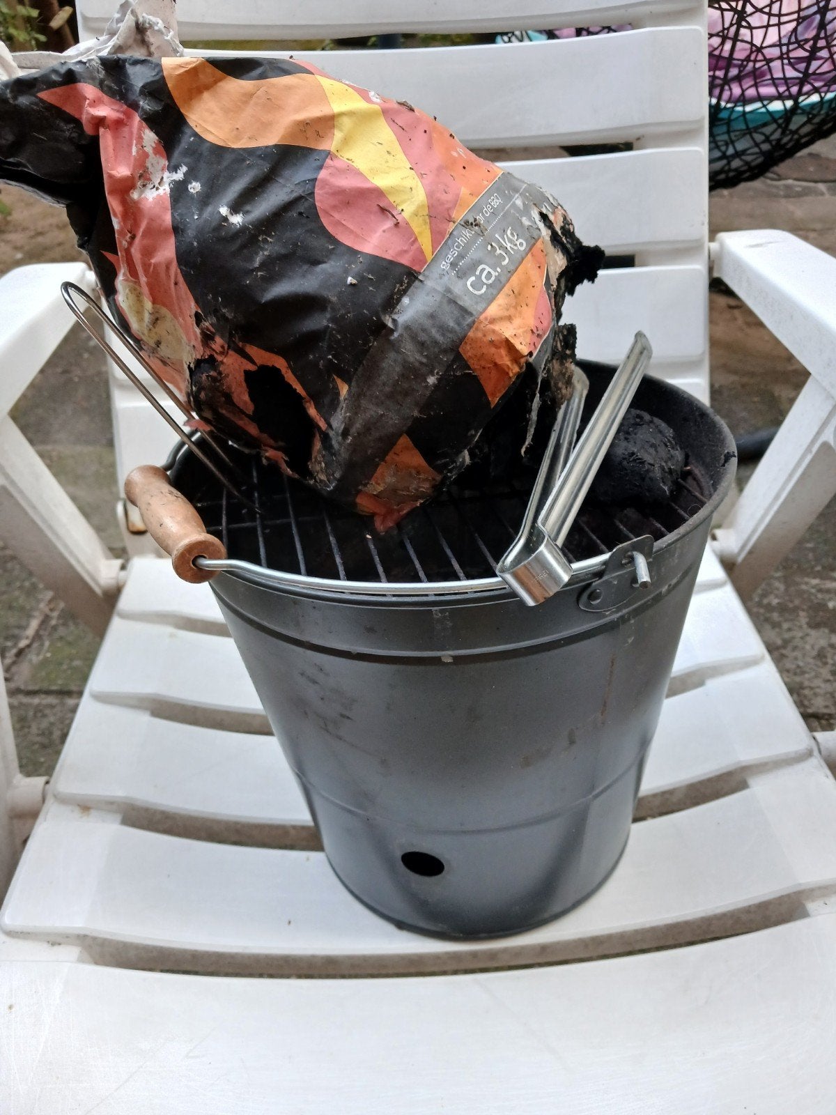Houtskool barbecues met helft zak hutten koolmet handevaaten, Ophalen