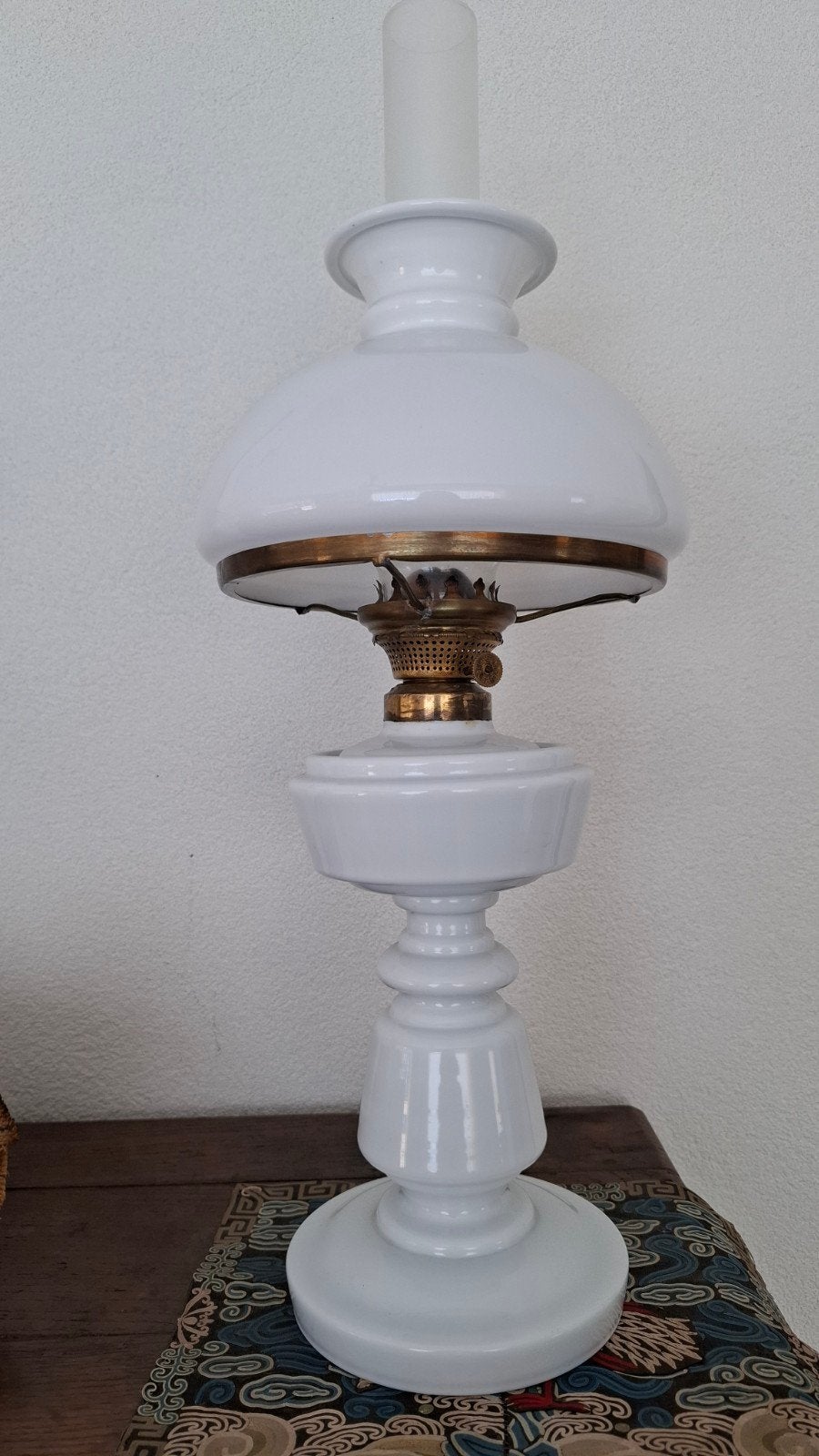 Witte glazen (opaline) olielamp - Ophalen in Bussum, Ophalen