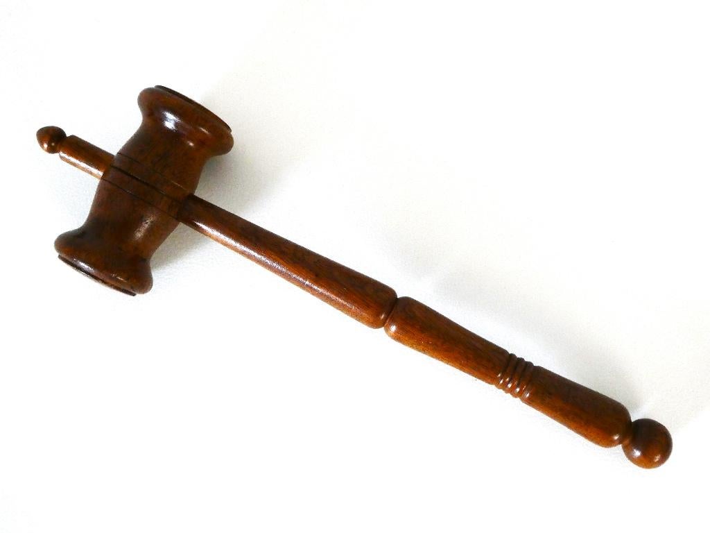 Een gedraaide houten veilinghamer / voorzittershamer '64, Antiek en Kunst, Ophalen of Verzenden