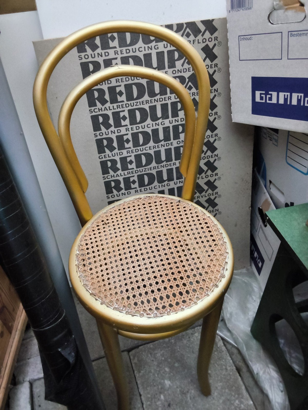 Gouden Thonet stoel met rieten zitting, Huis en Inrichting, Ophalen, Gebruikt, Overige kleuren, Thonet-stijl, Klassiek