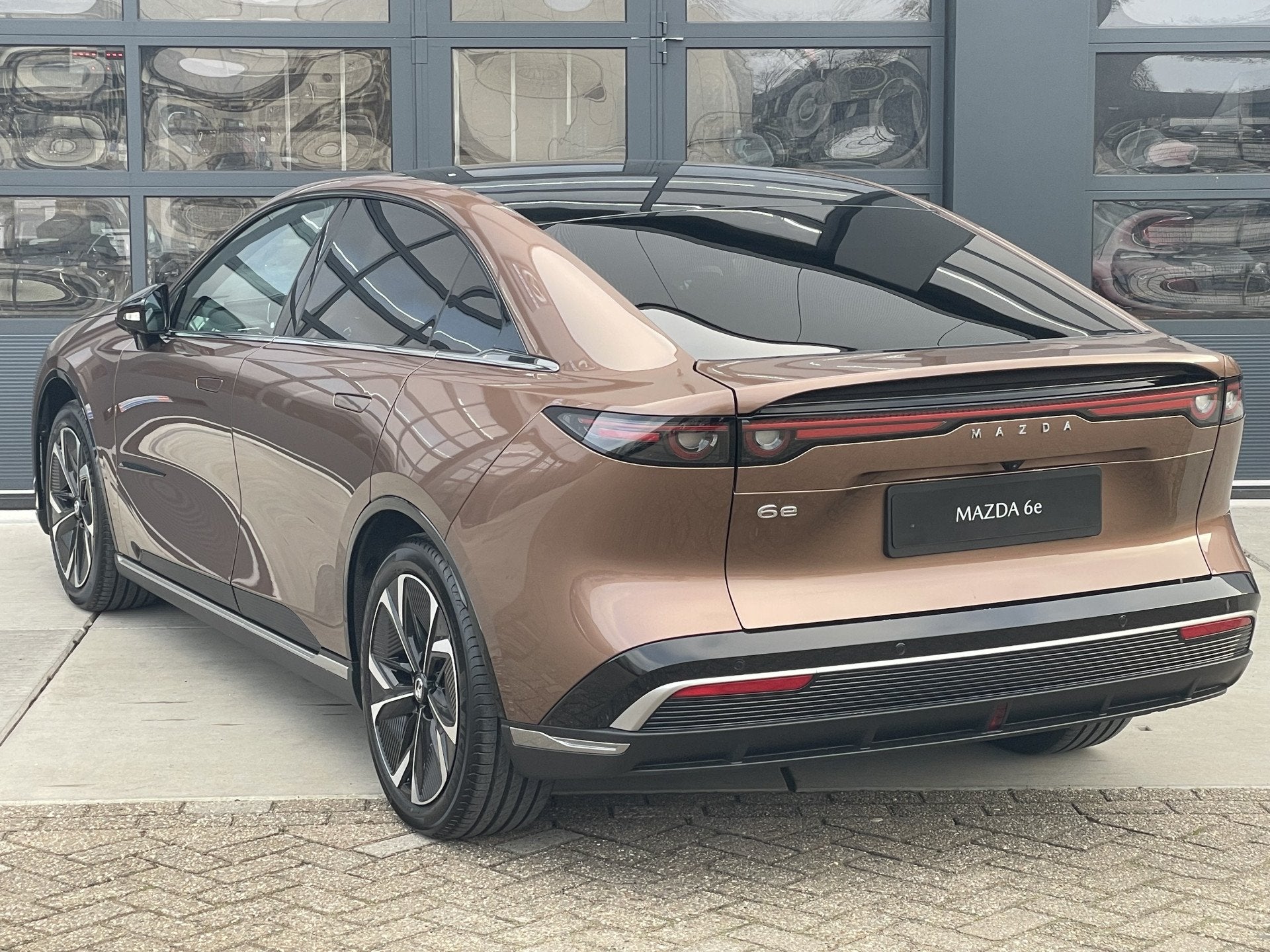 Mazda 6e Takumi Business Edition 68.8 kWh | ZWART LEDER | NA, Auto's, Mazda, Automaat, Achterwielaandrijving, Zwart, Bruin