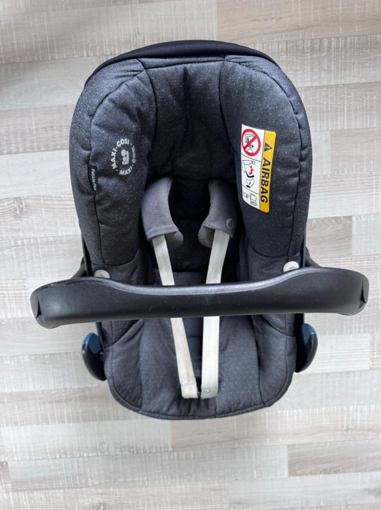 Maxicosi Pebble Plus donkergrijs stip, Autogordel, Ophalen of Verzenden, Zo goed als nieuw, 0 t/m 13 kg