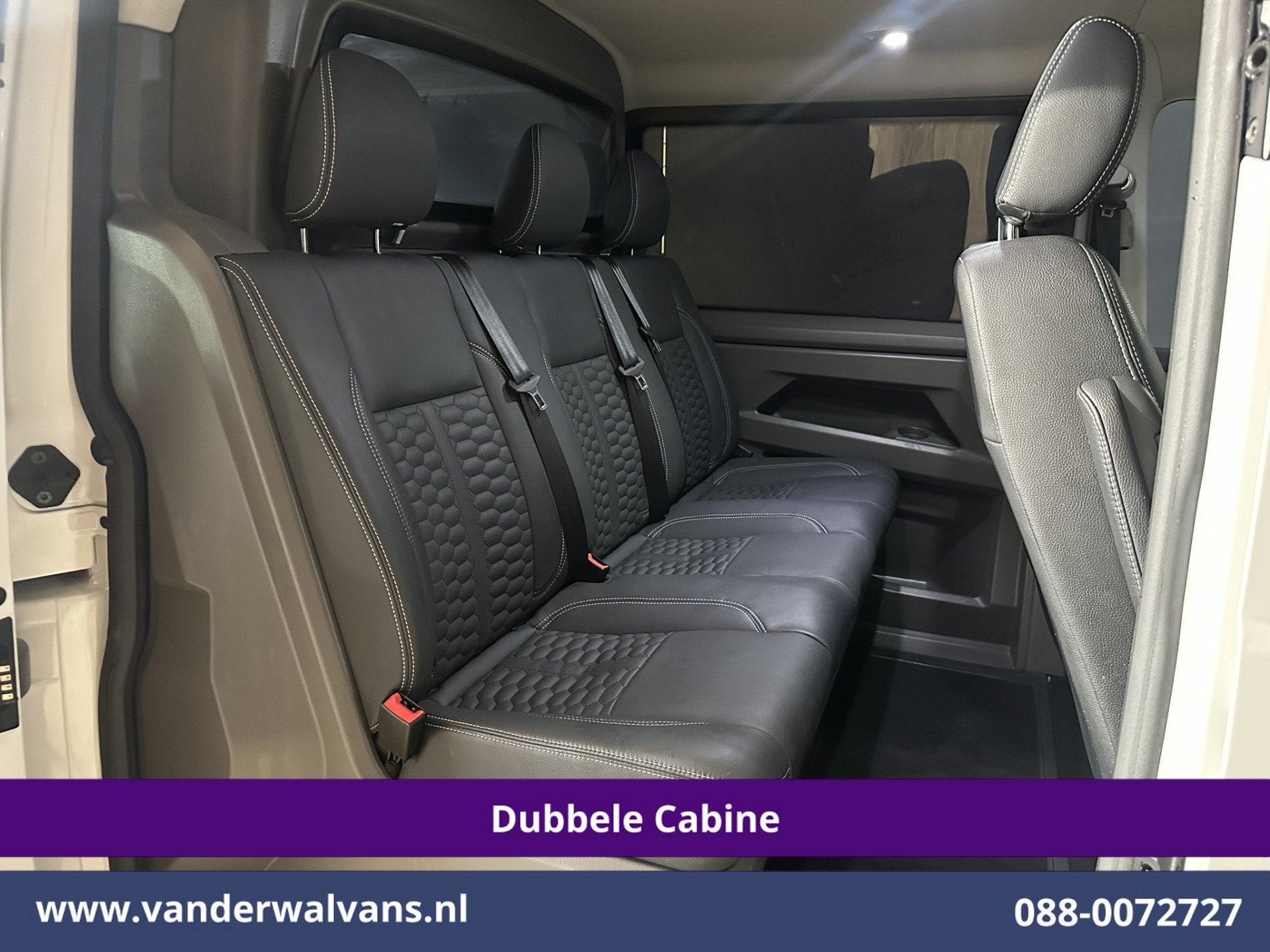 Foto 2 van Volkswagen Transporter 2.0 TDI 150pk Automaat L2H1 BULLI Dub