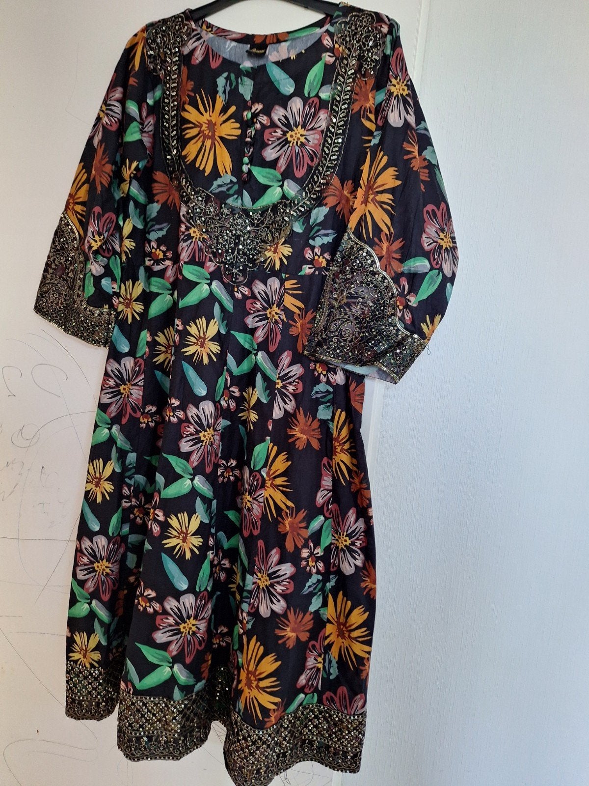Zwarte bloemenjurk met gouden details, Kleding | Dames, Jurken, Maat 38/40 (M), Zwart, Ophalen of Verzenden, Onbekend