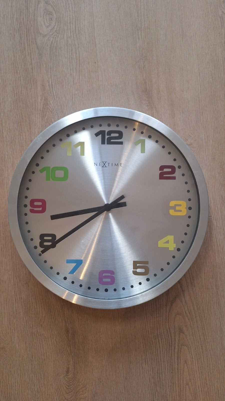 Nextime wandklok met kleurrijke cijfers, Ophalen, Analoog, Zo goed als nieuw, Modern