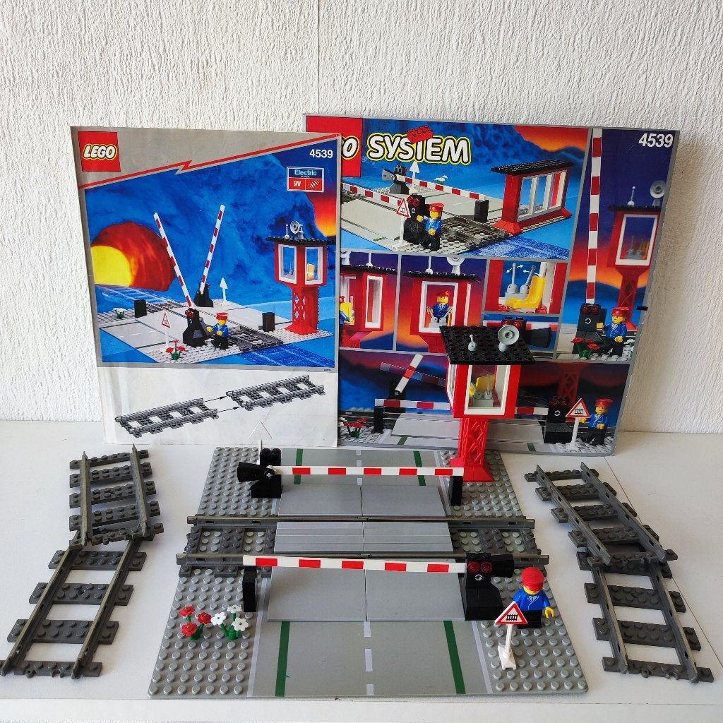 Lego 4539 - Spoorwegovergang 9V Electric + Extra Spoorwegen, Kinderen en Baby's, Speelgoed | Duplo en Lego, Gebruikt, Overige thema's