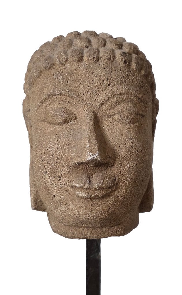 Boeddha hoofd in steen op standaard., Huis en Inrichting, Ophalen of Verzenden, Zo goed als nieuw, Steen/keramiek, 35 cm