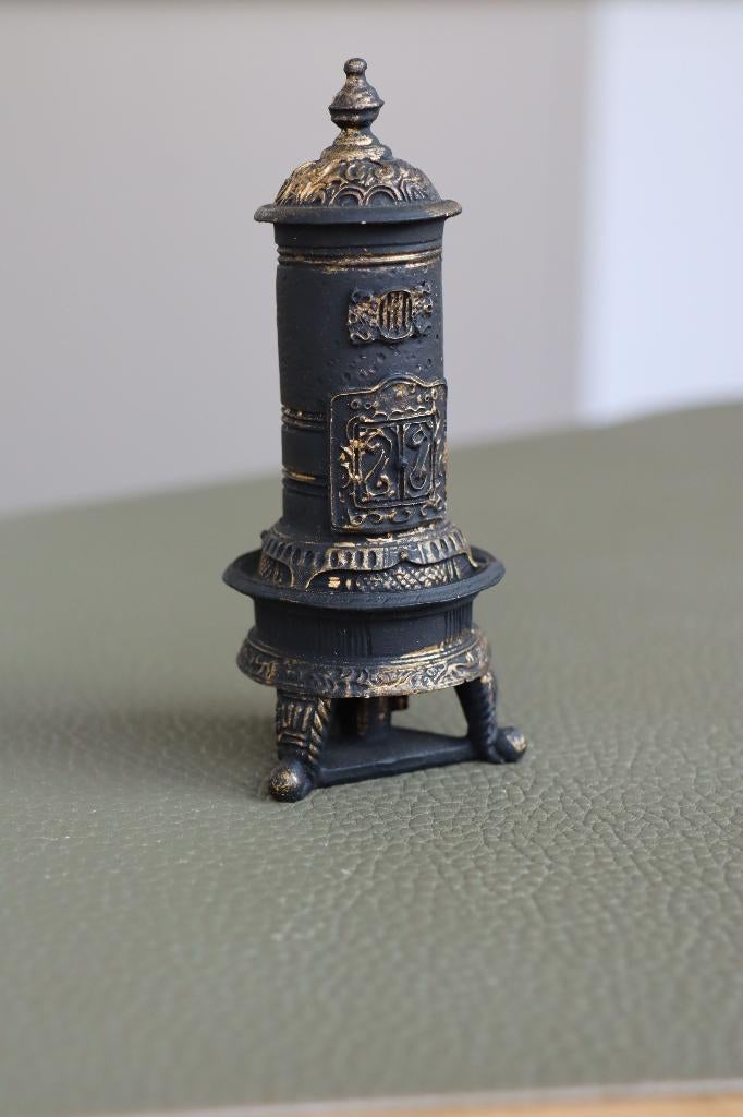 Mooie kachel van resin, ziet uit als metaal., Verzamelen, Poppenhuizen en Toebehoren, Ophalen of Verzenden, Nieuw, Gebruiksvoorwerp