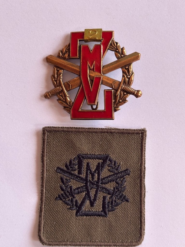 ZMV Speld NO: 2 rood met batch 100% perfect, Verzamelen, Militaria | Algemeen, Verzenden, Landmacht, Nederland, Kleding of Schoenen